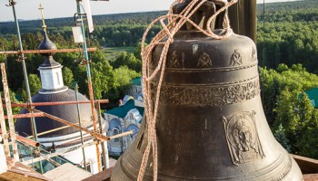Возвращение колоколов на колокольню Николо-Берлюковской пустыни