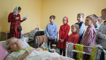 Посещение учениками Воскресной школы Николо-Берлюковской пустыни Ямкинской больницы на Пасху