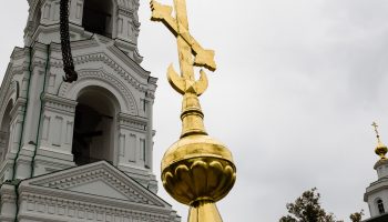 Водружен крест на колокольню