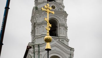 Водружен крест на колокольню